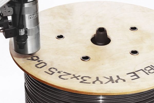 Large character inkjet coding device on the wooden plate